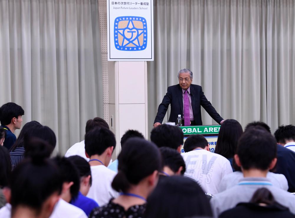 Prime Minister Tun Dr Mahathir Mohamad speaks to participants of a lecture at Japan Future Leaders School, in Fukuoka today. - Bernama