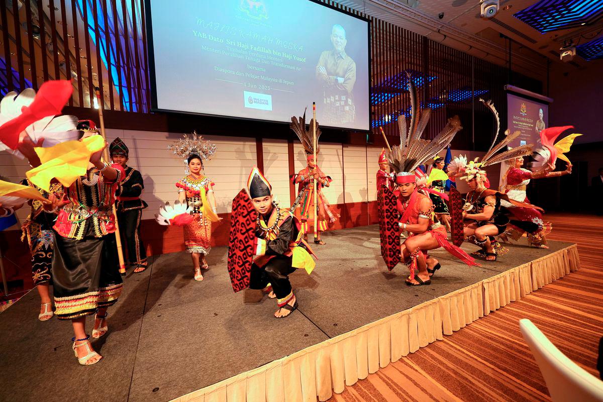 Dancers from the National Department for Culture and Arts perform a Borneo-themed dance during a meet-and-greet event with the Malaysian diaspora and students in Japan, officiated by Deputy Prime Minister Datuk Seri Fadillah Yusof during his visit to the Malaysia Pavilion in conjunction with Expo 2025 Osaka, which runs from 13 April to 13 October. – BERNAMA