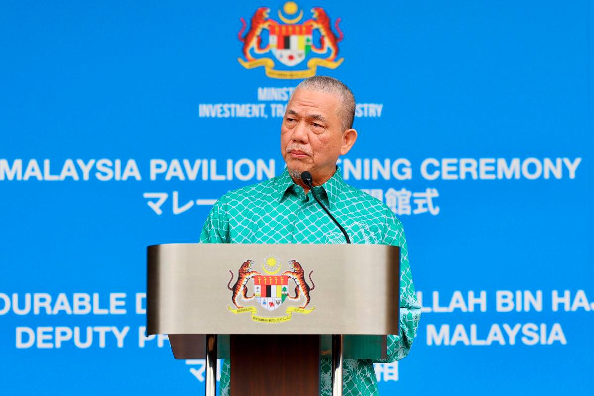 Datuk Seri Fadillah Yusof berucap sebelum perasmian Malaysia Pavillion at EXpo Osaka, hari ini. BERNAMApix