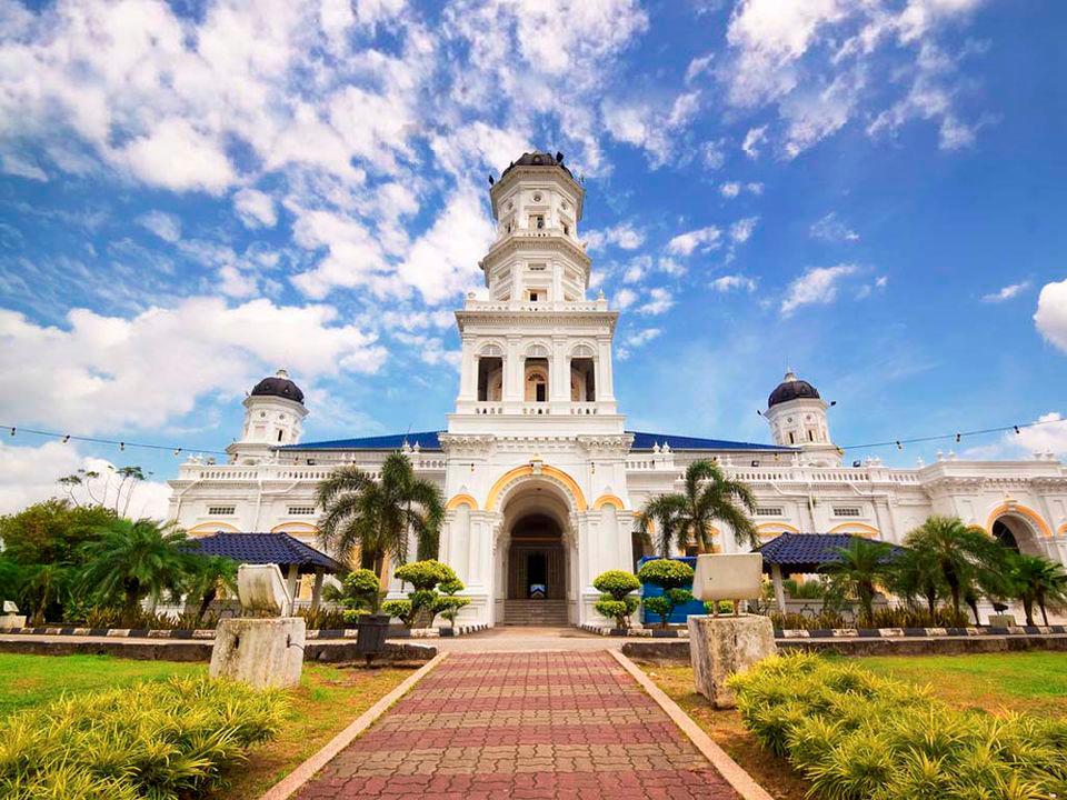 $!The Sultan Abu Bakar State Mosque combines Victorian and Moorish architectural styles and overlooks the Straits of Johor. – PIC FROM FACEBOOK @MASJIDSULTANABUBAKARJB