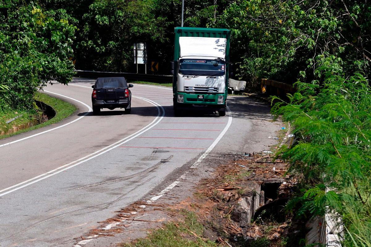 Keadaan selekoh merbahaya Jalan Raya Timur-Barat (JRTB) di beberapa lokasi- fotoBERNAMA