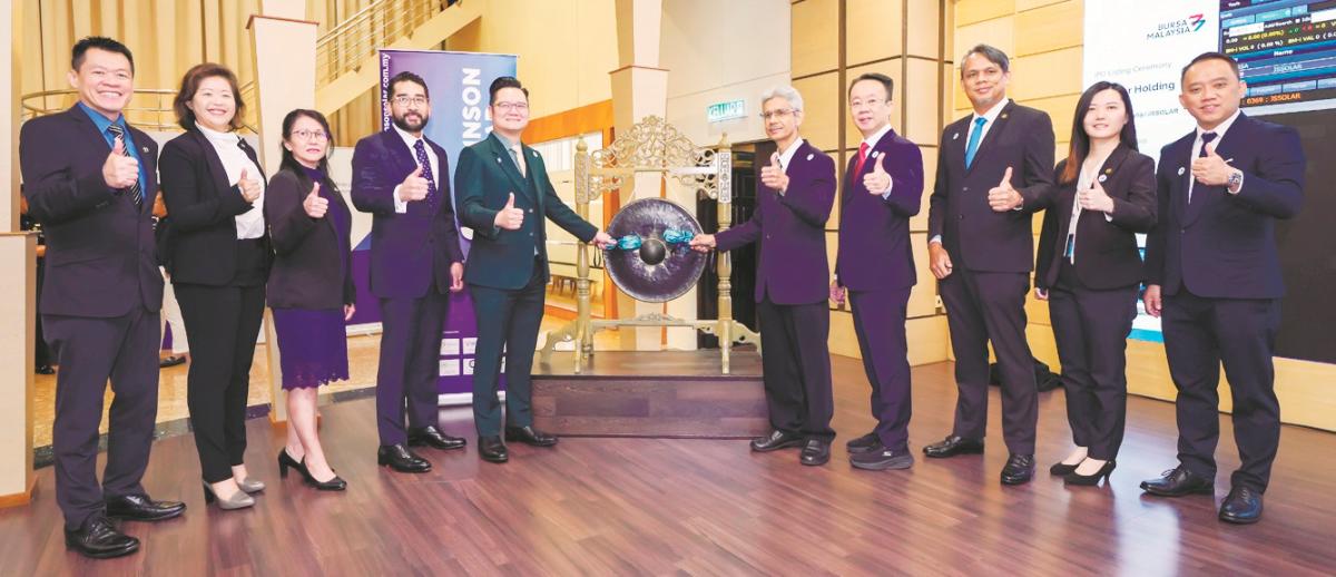 From left: JS Solar Holding independent non-executive directors Chan Chee Woei, Wong Phait Lee and Wendy Kam; promoter and substantial shareholder Ikwan Hafiz Jamaludin; managing director Johnson Chai Jeun Sian; independent non-executive chairman Datuk Ahmad Fauzi Hasan and substantial shareholder Francis Sa Chee Peng; TA Securities Holdings executive director of dealing Shaari Mat Hussin, corporate finance manager Kelly Yeong Kar Ling; and Eco Asia Capital Advisory Sdn Bhd managing director Kelvin Khoo at JS Solar’s ACE Market listing ceremony.