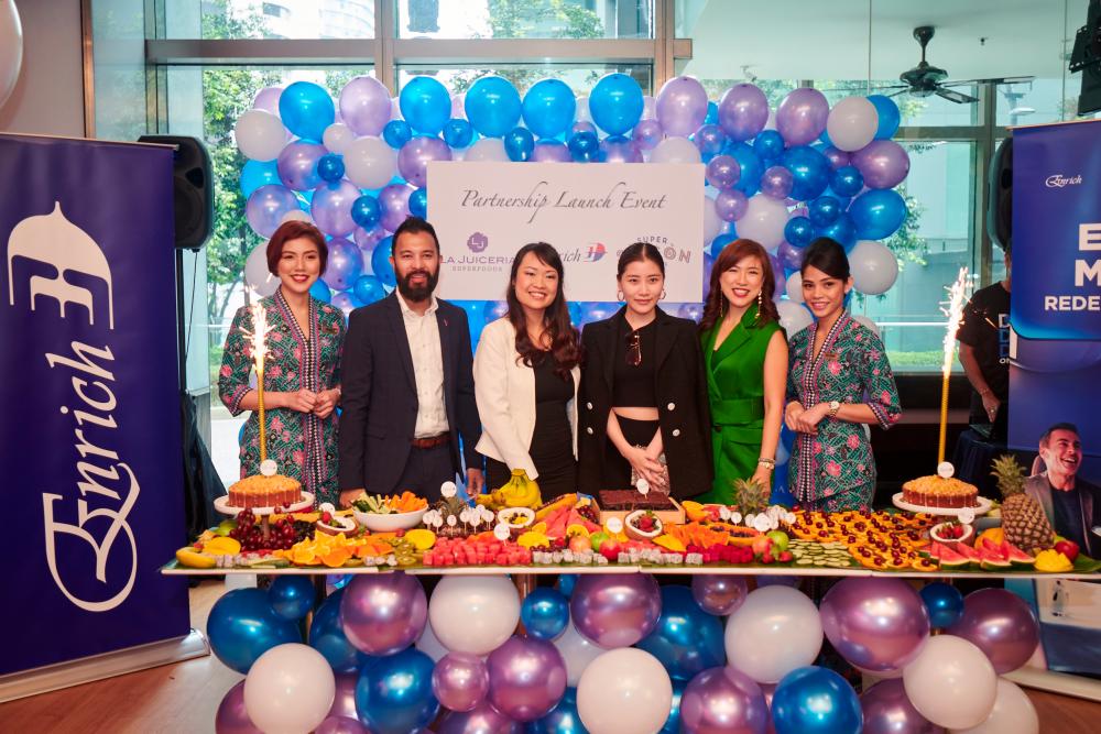 Head of Enrich and Loyalty Amiroel Yussof (second from left), Lau, La Juiceria Superfoods co-founder Chryseis Tan and Co-Martinent flanked by Malaysia Airline stewardesses.
