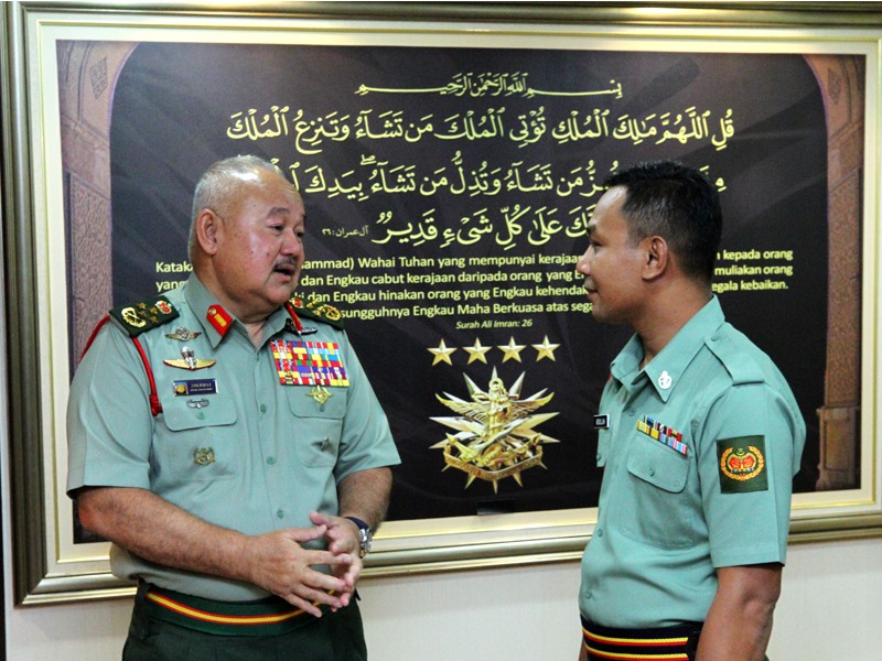 Filepix from July 17, of Chief of ATM Gen Tan Sri Zulkifli Zainal Abidin (L) and father of toddler Mohd Afif Irfan Abdullah, Abdullah Yaakub after the former presented the latter with financial aid from the Armed Forces. — Facebook pix courtesy of Markas Angkatan Tentera Malaysia