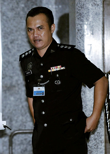 ASP Junaidi Md Saad, head of Crime Prevention and Community Safety Department at the district police headquarters (IPD) of Penang and Kedah, who was Padang Besar CID chief in 2015, exits the RCI after testifying on the human trafficking camps and mass graves in Wang Kelian. — Bernama