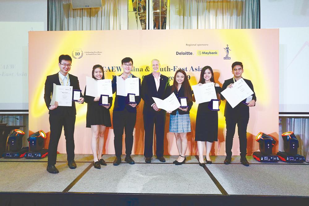 A group shot of an ICAEW personnel with Team End Game and their Most Agile Team awards and certificates (Koh stands third from right).