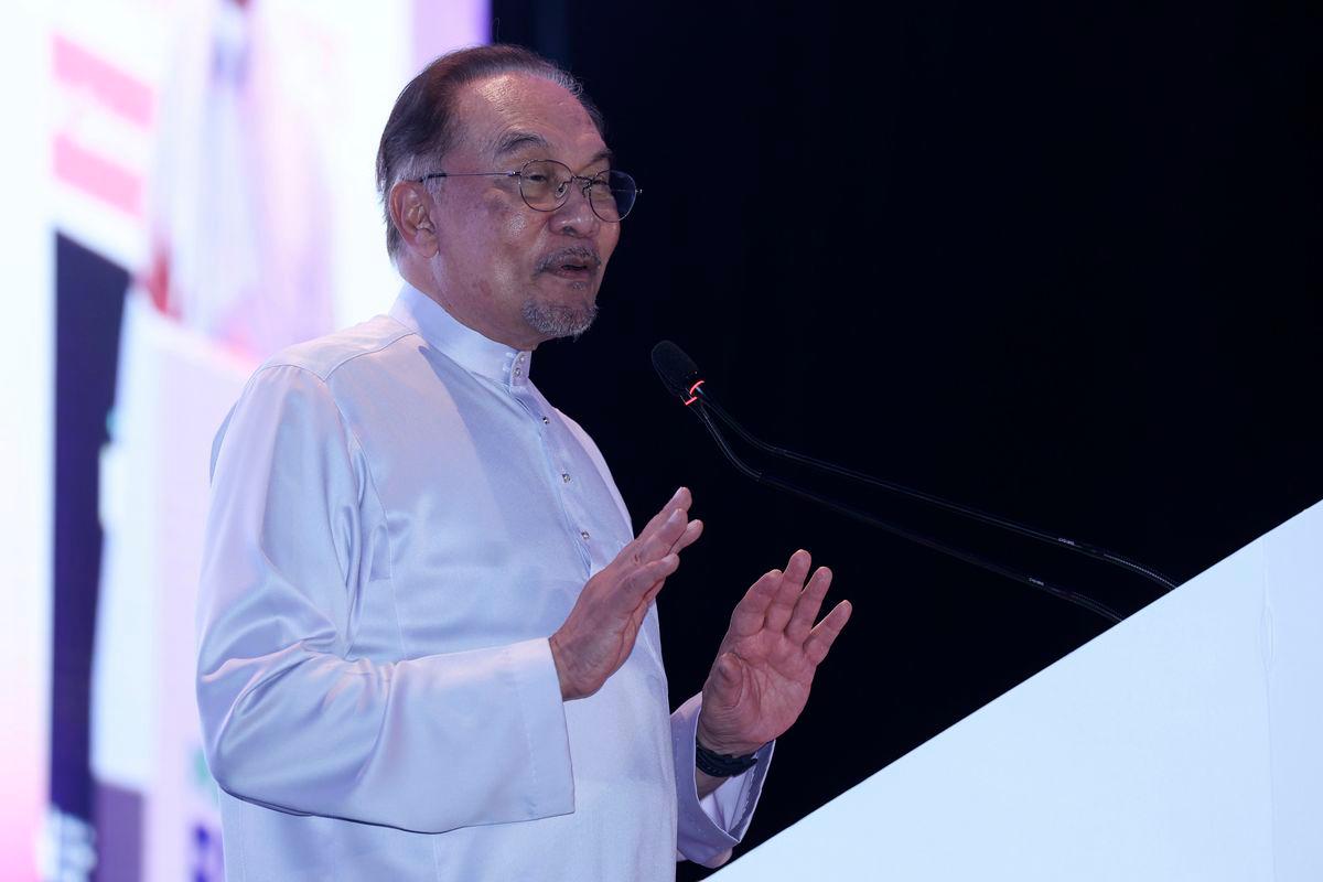 Perdana Menteri Datuk Seri Anwar Ibrahim berucap sempena Majlis Peluncuran Strategi Literasi Kewangan Kebangsaan Malaysia 2026-2030 dan Bulan Literasi Kewangan 2025 di Sasana Kijang Kuala Lumpur hari ini -fotoBERNAMA