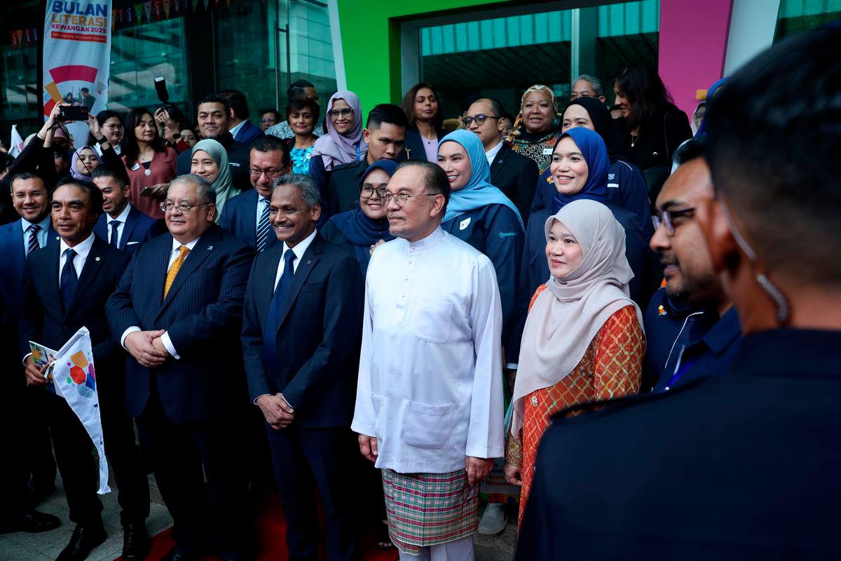 Perdana Menteri Datuk Seri Anwar Ibrahim hadir pada Majlis Peluncuran Strategi Literasi Kewangan Kebangsaan Malaysia 2026-2030 dan Bulan Literasi Kewangan 2025 di Sasana Kijang Kuala Lumpur hari ini. Turut hadir Gabenor Bank Negara Malaysia Datuk Seri Abdul Rasheed Ghaffour (tiga, kanan) dan Menteri Pendidikan Fadhlina Sidek (kanan) -fotoBERNAMA