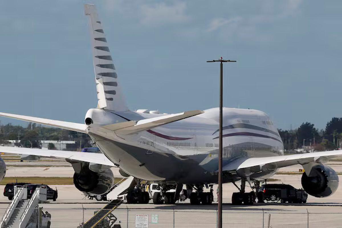 The motorcade of U.S. President Donald Trump is parked next to a 12-year old Qatari-owned Boeing 747-8 that Trump was touring in West Palm Beach, Florida, U.S., February 15, 2025. REUTERS/Kevin Lamarque/File Photo