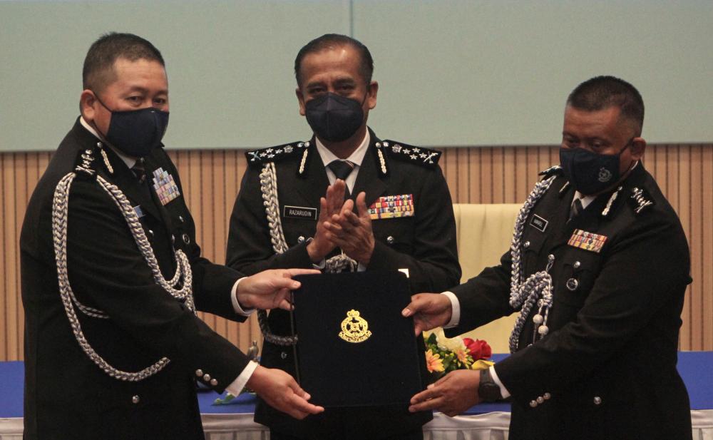 Newly appointed Johor police chief Datuk Kamarul Zaman Mamat (right). BERNAMApix