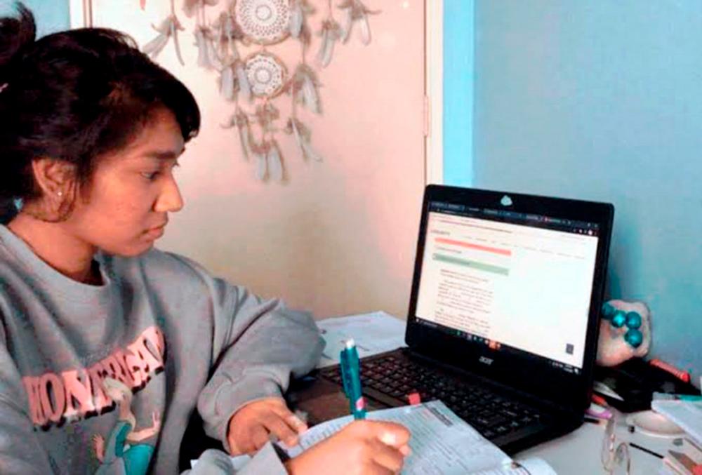 Karveena Suresh going online to do her school work — Sunpix