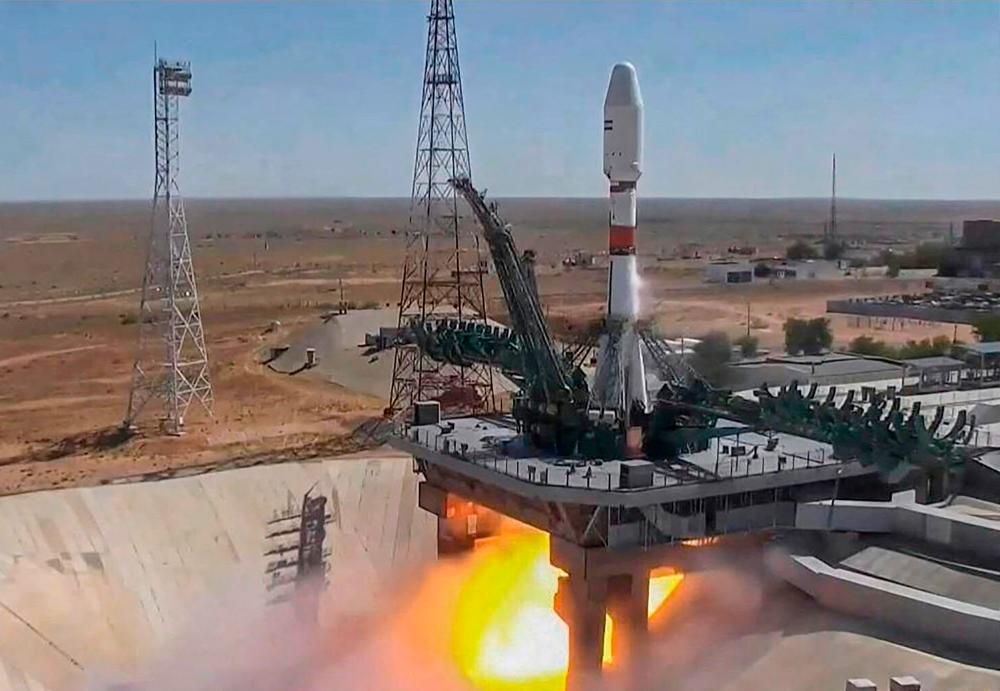 This handout video grab taken and released on August 9, 2022 by the Russian Space Agency Roscosmos shows the Soyuz-2.1b rocket carrying the Khayyam satellite blasting off from a launchpad at the Baikonur Cosmodrome. AFPPIX