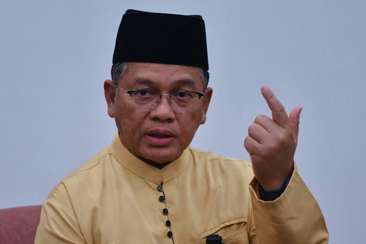 Minister in the Prime Minister’s Department (Religious Affairs), Datuk Dr Mohd Na’im Mokhtar, speaks to reporters at the Rai Ummah Bersama Komuniti programme today. - BERNAMA