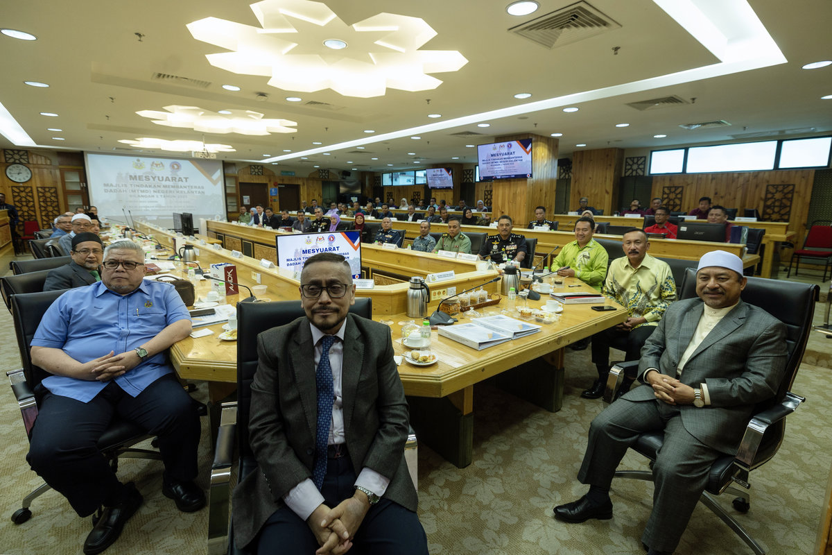 Kelantan Menteri Besar, Datuk Mohd Nassuruddin Daud, during a photo session after the Anti-Drug Action Council (MTMD) Meeting in Kota Darul Naim today. Also present was Director-General of the National Anti-Drugs Agency (AADK), Datuk Ruslin Jusoh (second from right). – BERNAMA