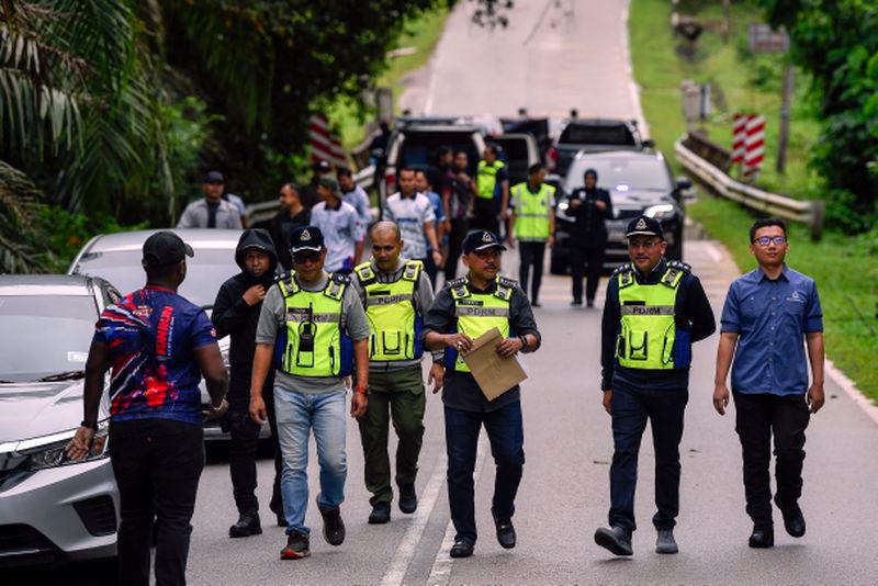 Ketua Polis Kelantan Datuk Mohd Yusoff Mamat ketika keluar dari kawasan kejadian kes berbalas tembakan di Jeram Pasu, di sini hari ini. - fotoBERNAMA