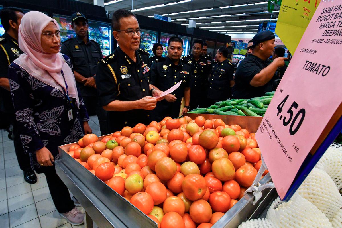 Kelantan Director of the Ministry of Domestic Trade and Cost of Living (KPDN), Azman Ismail (second from left), inspects the prices of goods in conjunction with the launch of the Deepavali Festive Season Maximum Price Scheme (SHMMP) at Mydin Kubang Kerian, today. – BERNAMA