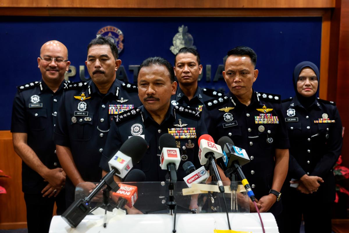 Ketua Polis Kelantan Datuk Mohd Yusoff Mamat (tiga, kiri) ketika sidang media selepas Perhimpunan Bulanan di Ibu Pejabat Polis Kontinjen Kelantan hari ini - BERNAMA