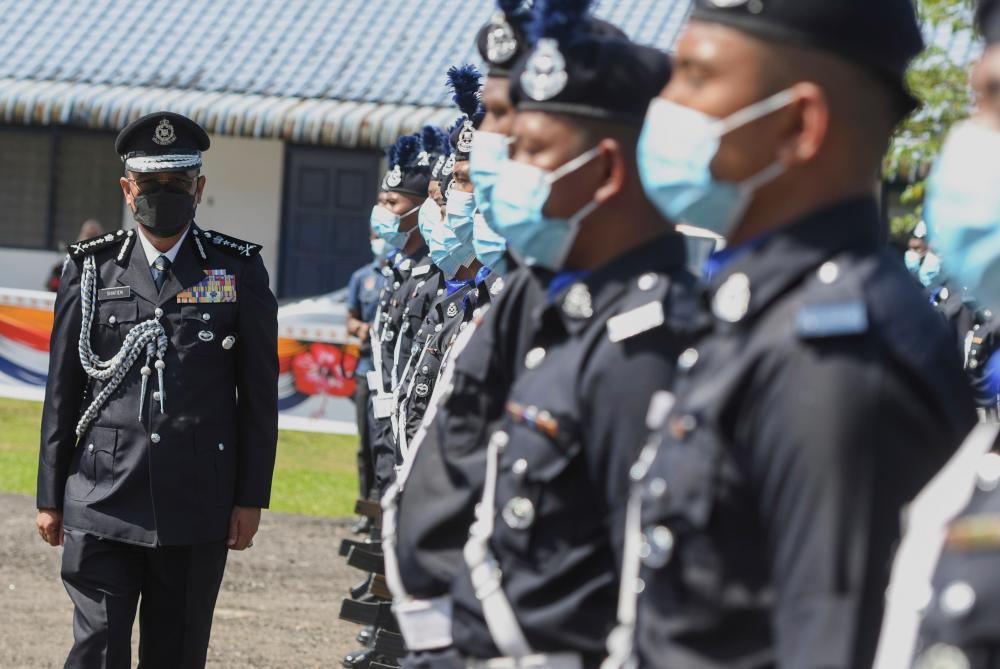 KOTA BHARU, March 27 - Kelantan Police Chief Datuk Shafien Mamat (left) inspects the line of honor while attending the opening ceremony of the Kubang Kerian Police Station today. BERNAMAPIX