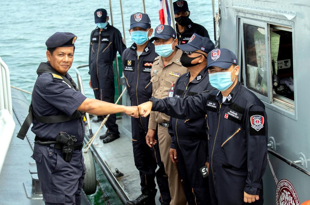 Kelantan MMEA director Muhd ​​Nur Syam Asmawie Yaacob (L) and Thai Royal Marine Police (Takbai) Chief Major Thampapol Chauncham (R) meet during a joint border patrol in the waters of Sungai Golok today. - Bernama