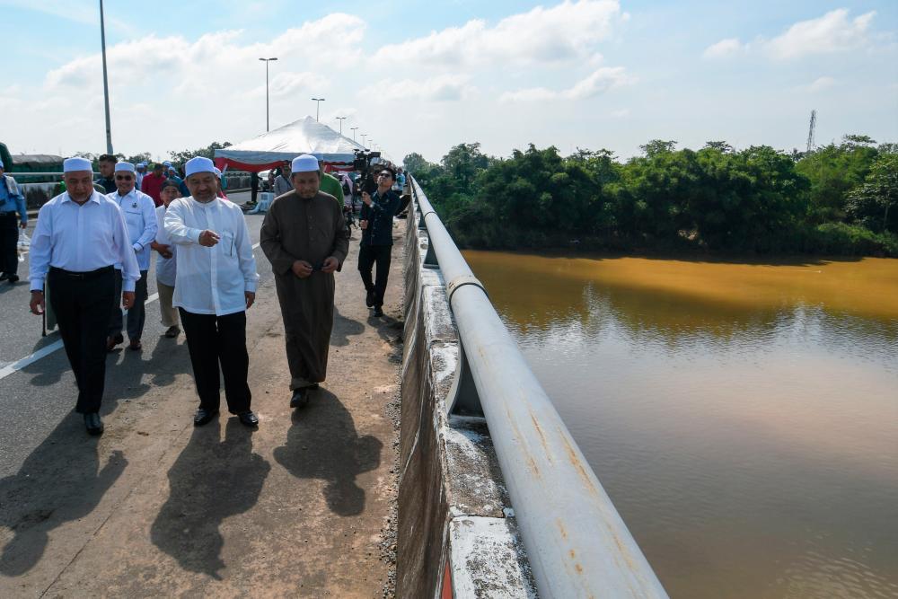 Menteri Besar Kelantan Datuk Mohd Nassuruddin Daud meninjau lokasi kejadian selepas menunaikan solat hajat bagi memohon perlindungan dan keselamatan di Jambatan Tendong/BERNAMApix