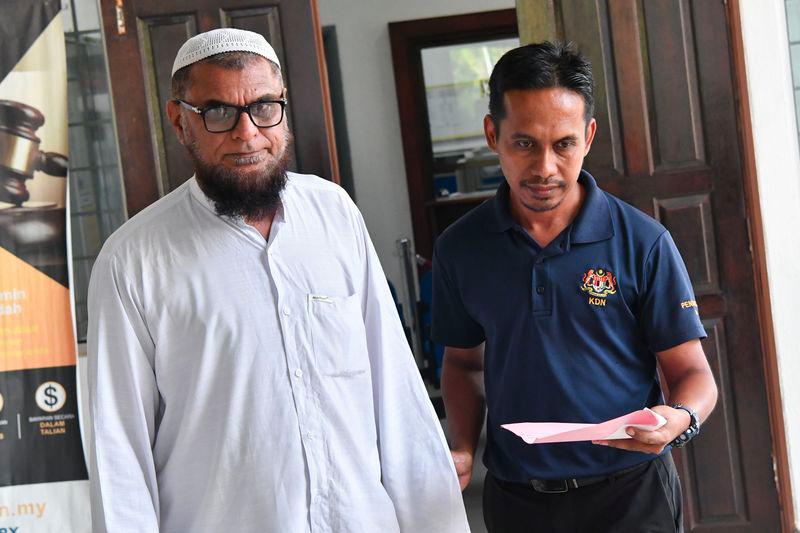 Peniaga Liakathali Sharif, 64, didenda RM1,500 oleh Mahkamah Majistret di sini, hari ini atas pertuduhan memiliki bingkai gambar yang mengandungi kesalahan terhadap ayat al-Quran, Ogos tahun lepas.- fotoBERNAMA