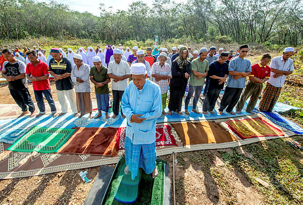 A portion of the settlers in the Bukit Tandak Felcra scheme performing ’solat hajat’ at the Felcra Bukit Tandak Rantau Panjang rubber plantation today. — Bernama