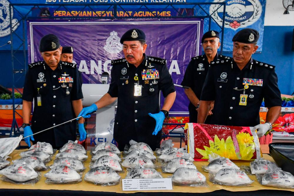 KOTA BHARU, 8 Jan -- Ketua Polis Kelantan Datuk Muhamad Zaki Harun (dua, kiri) bersama pegawainya menunjukkan sebahagian daripada 25.50 kilogram (kg) dadah jenis Ketamin bernilai RM1.4 juta yang berjaya dirampas pada sidang media di Ibu Pejabat Polis Kontinjen (IPK) Kelantan hari ini. fotoBERNAMA