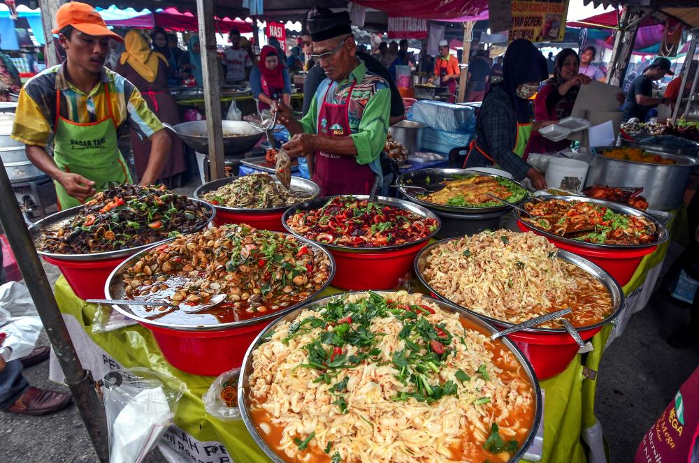 Food on sale for breaking of fast at Sultan Muhammad IV Stadium Ramadan Bazaar in Kota Baru on May 8 , 2019. — Bernama