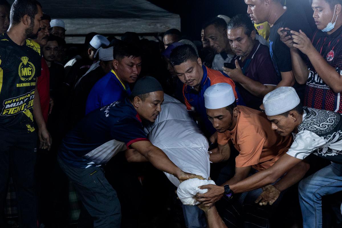 Jenazah empat sekeluarga yang terbabit dalam kemalangan di Felda Chiku 1 dikebumikan dalam satu liang lahad Tanah Perkuburan Islam Mukim Kubang Bembam - fotoBERNAMA