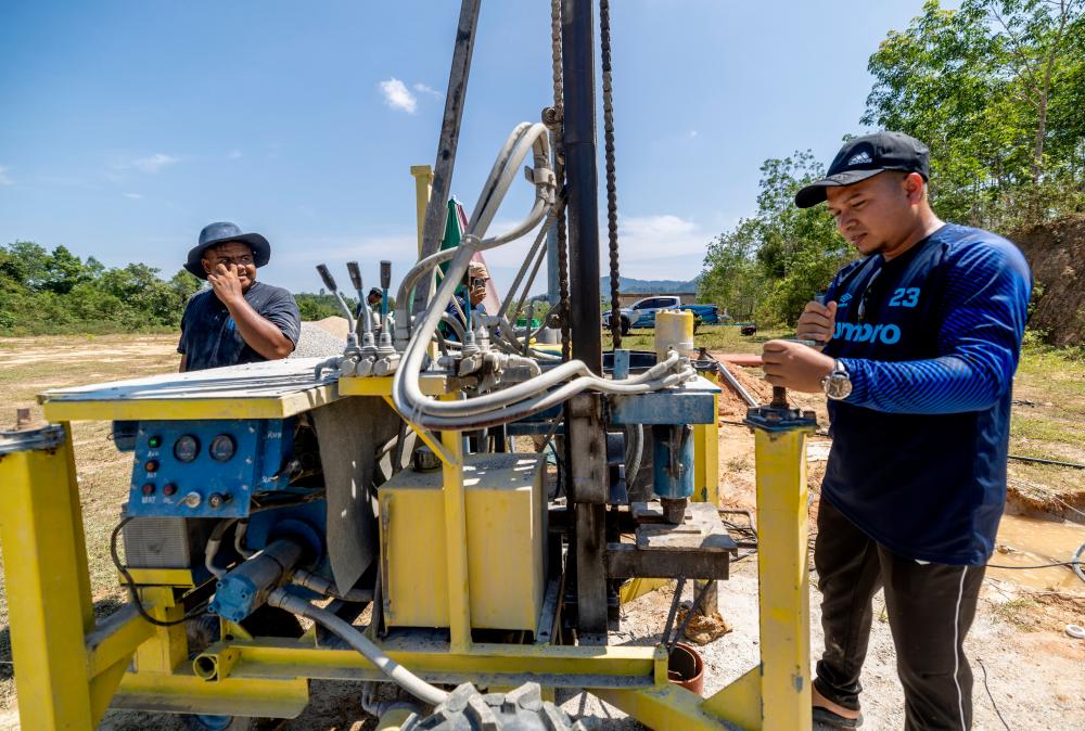 MACHANG, May 15 -- Mohd Jamil Yaakob, 34, (left) better known as Rajo (Raja) Water with his workers in the process of building a tube well in Kampung Dewan Kecil, Labok here. BERNAMAPIX