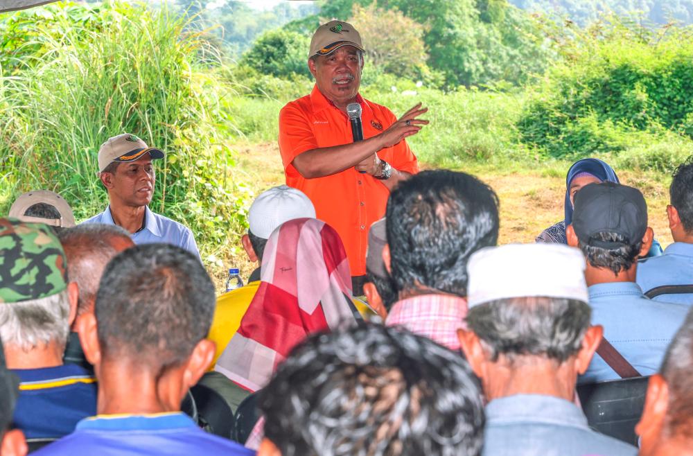 TANAH MERAH, July 22 -- Minister of Agriculture and Food Security Datuk Seri Mohamad Sabu delivered a speech in conjunction with the Maize Crop Cluster Project Council in Kampung Paloh today. BERNAMAPIX