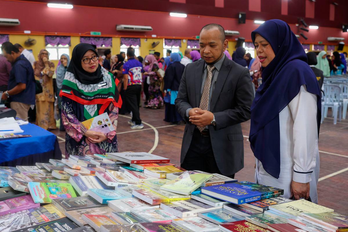 Pengarah Dewan Bahasa dan Pustaka Wilayah Timur Ariza Che Ismail (kanan) bersama Pengarah MARA negeri Kelantan Zahrail Affenday Mohamed (dua, kanan) melawat reruai jualan buku selepas perasmian Program Kembara Majalah Dalam Kelas (MDK) sempena Dekat Membaca Kebangsaan (DMK) di Maktab Rendah Sains MARA Tumpat hari ini - fotoBERNAMA