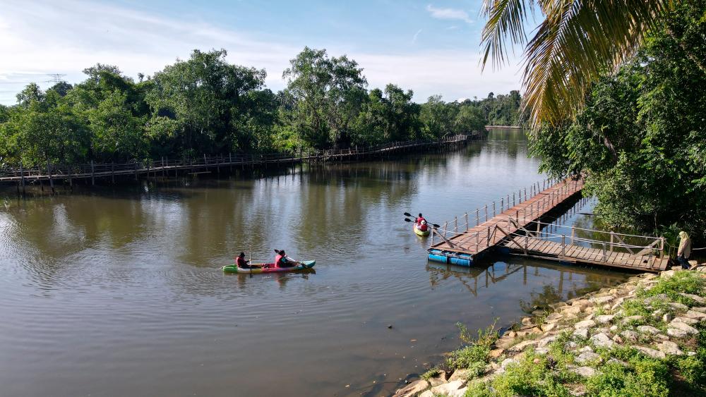 Kayaking at Sungai Pengkalan Datu, Kubang Kerian-BERNAMApix