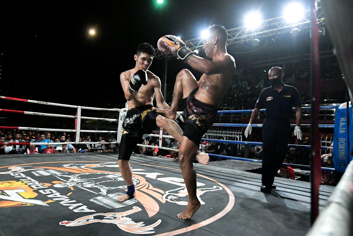 Gambar File: Aksi Ali Yakkub (kanan) menewaskan dari Afghanistan Nawid Sampuri pada pertarungan Muay Thai Antarabangsa 2022 - BERNAMA