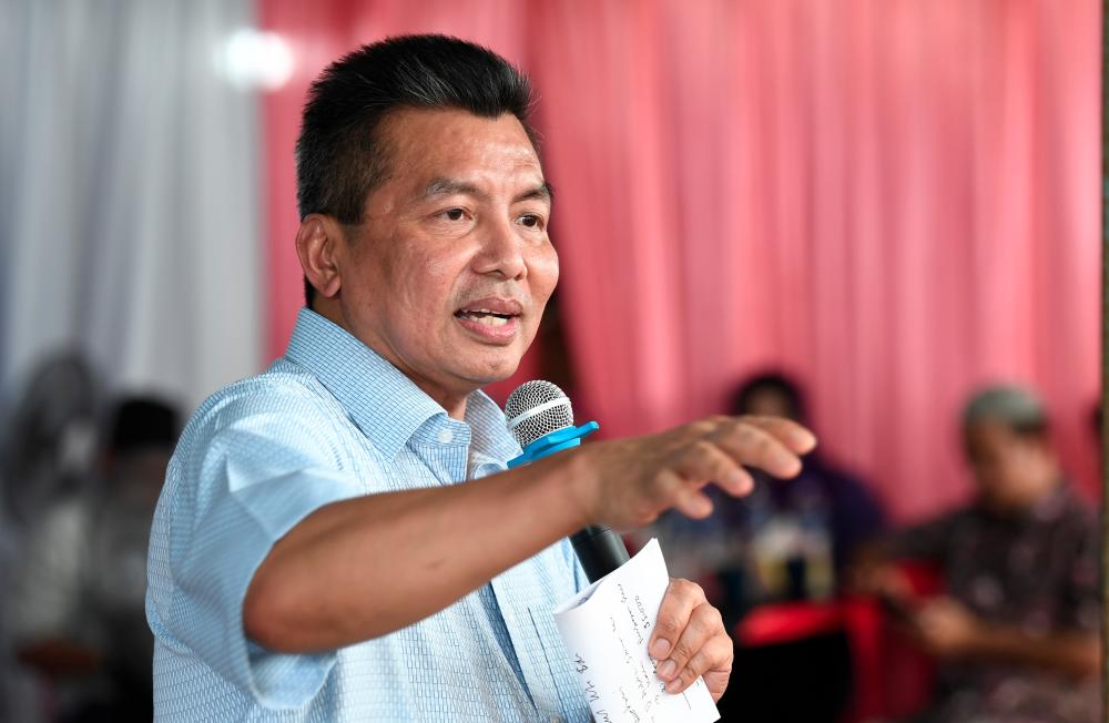 TANAH MERAH, 24 Sept -- Deputy Defence Minister Datuk Seri Ikmal Hisham Abdul Aziz giving a speech during the Tanah Merah MP Village Bekwoh (feast), Peralla Voting District Centre (PDM) in Gual Ipoh - BERNAMAPIX