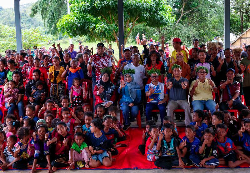 Ketua Pengarah Jabatan Kemajuan Orang Asli (JAKOA), Datuk Sapiah Mohd Nor (tengah), bergambar bersama penduduk Orang Asli sempena Program Hari Orang Asli di Pos Gob di sini. - fotoBERNAMA