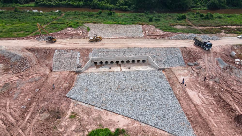 PASIR MAS, July 31 -- 10 culverts can be seen installed under the embankment of the Golok River Integrated Basin Development Project (PLSB) near Pengkalan Teluk, Rantau Panjang, here. BERNAMAPIX
