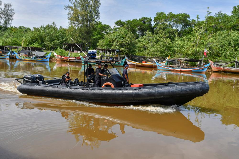 The Pengkalan Kubor Marine Regional Police (PPM) also assisted in the search and rescue operation of the missing boat wreck at the Kuala Kemasin Muara yesterday. — Bernama