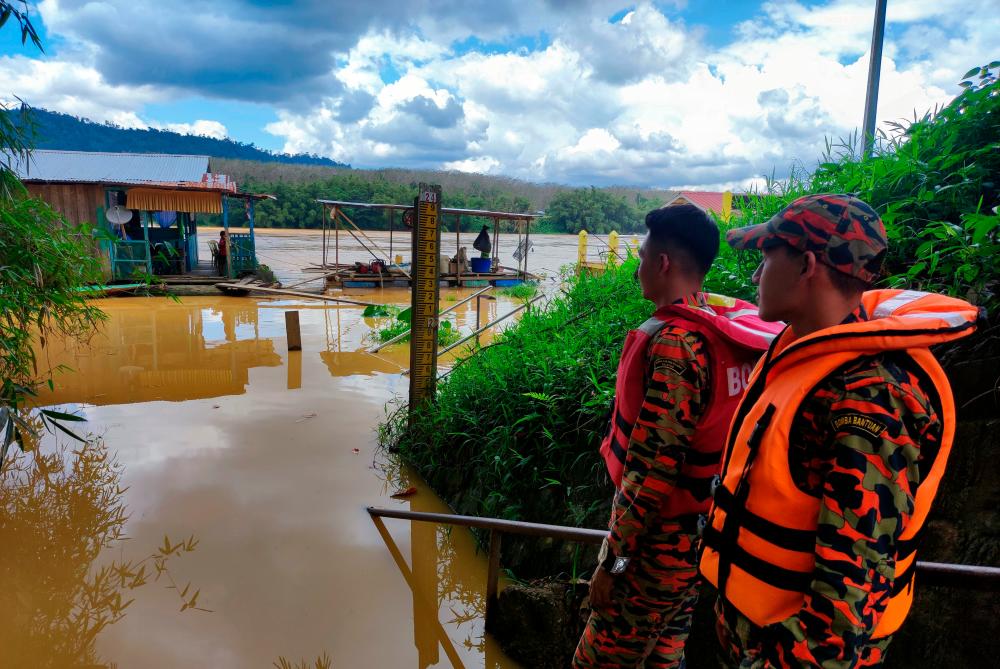 KUALA KRAI, Feb 4 -- Members of the Malaysian Fire and Rescue Department (JBPM) Kuala Krai are conducting a water level survey of the Kelantan river following heavy rain in the colony since last week at Tangga Krai today. BERNAMAPIX