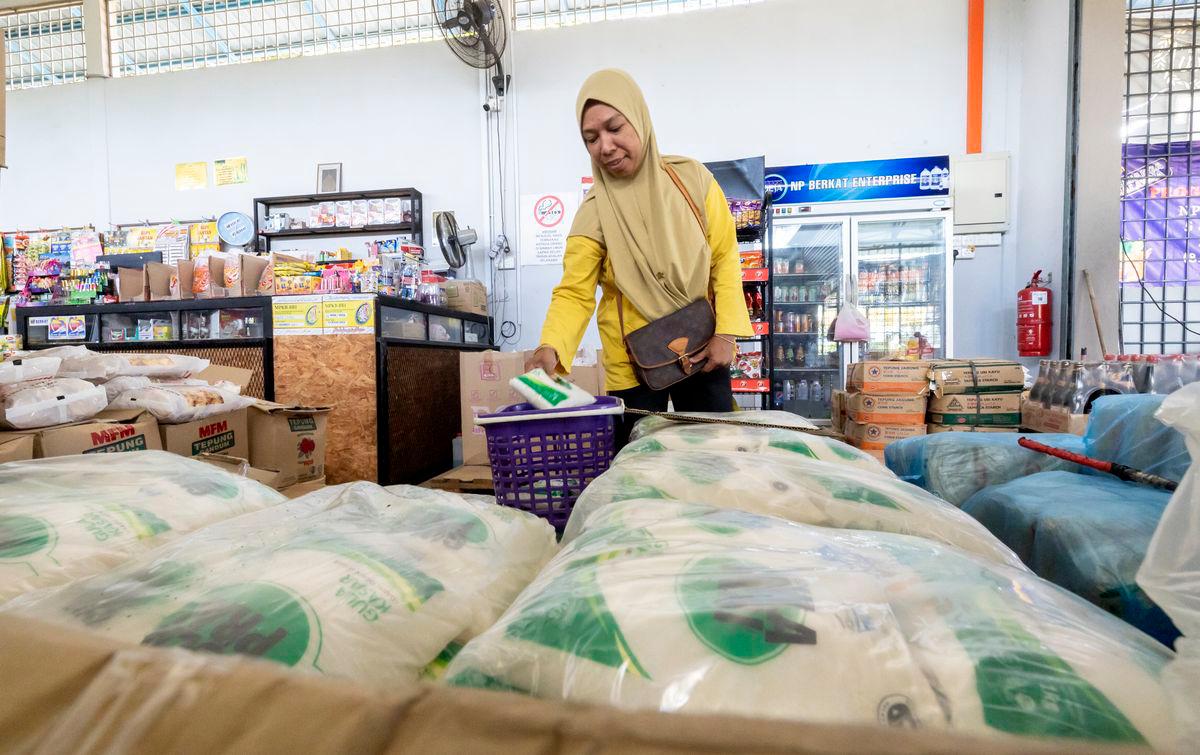 Gambar Hiasan sahaja: Seorang pengusaha kedai makan membeli gula yang dijual di kedai runcit di Tanjung Chat. Gambar file-BERNAMA