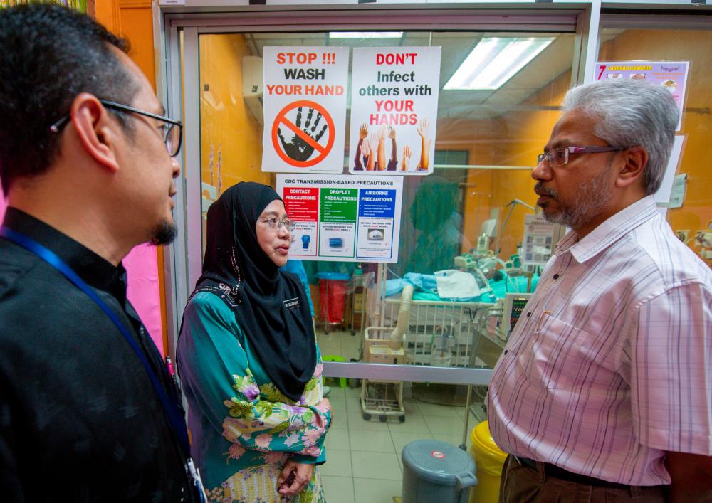 Minister in the Prime Minister’s Department, Senator P Waytha Moorthy (R), speaking to Kuala Krai Hospital director Datuk Dr Selasawati Ghazali (C) and Head of the Paediatric Department, Dr. Nor Azni Yahaya. (L) — Bernama