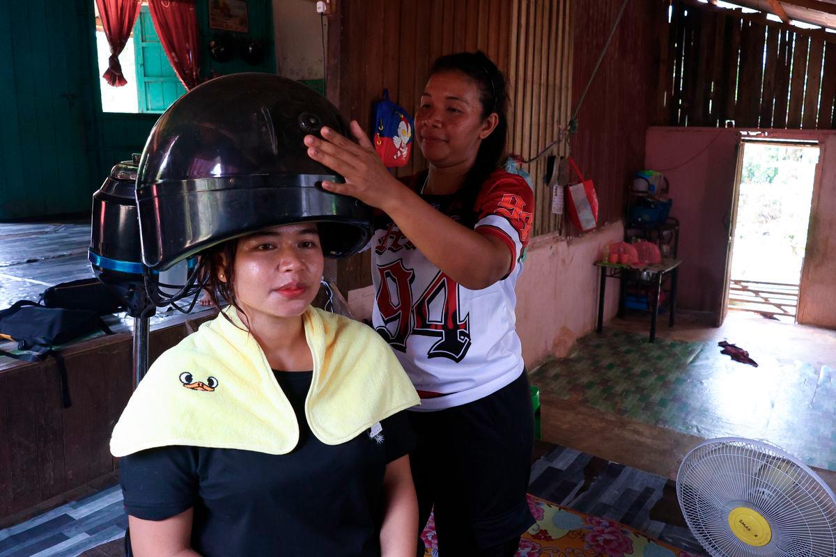 A 36-year-old Temiar Orang Asli woman, Meley Alug, offers hairdressing services at her home, including hair washing and treatments for her customers in Kampung Dusun Raja, Kuala Betis Resettlement Scheme (RPS), Gua Musang. - BERNAMA