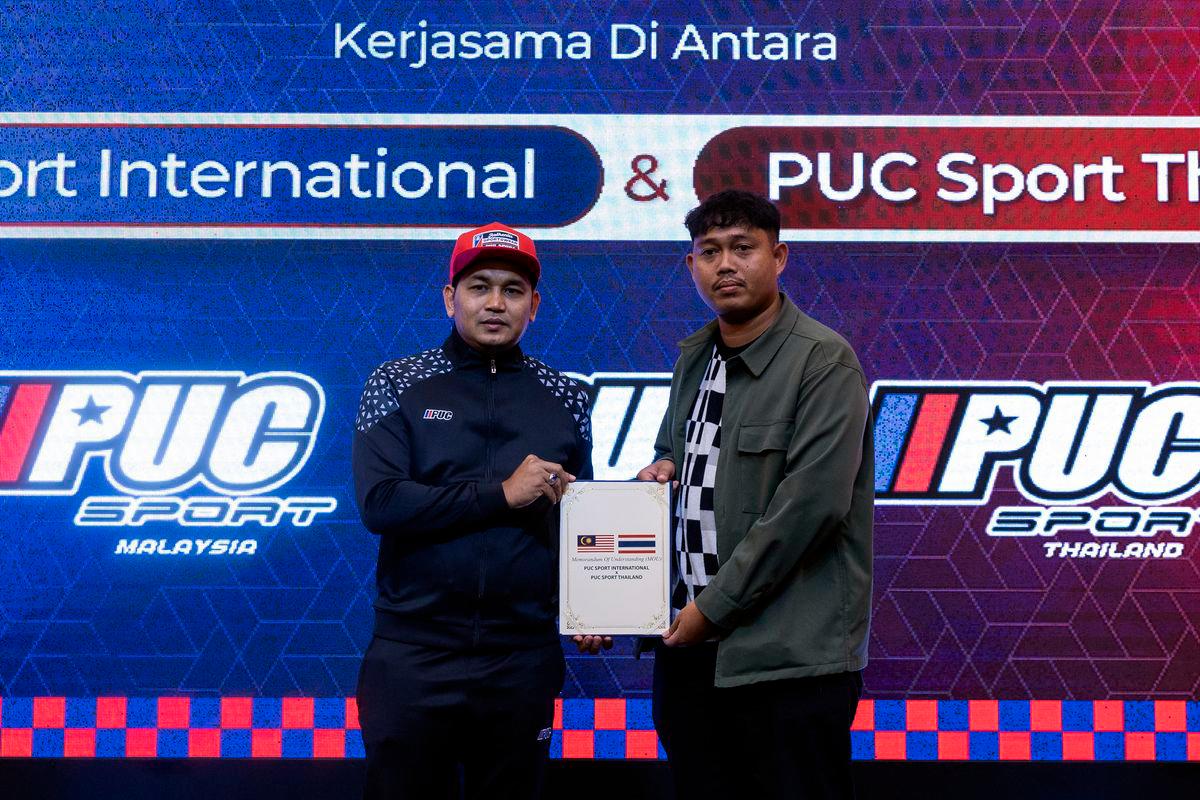 Ketua Pegawai Eksekutif PUC Sport Mohd Shukry Pauzi menyerahkan dokumen Memoradum Persefahaman (MoU) kepada Ketua Pegawai Eksekutif PUC Sport Thailand Alif Mama pada Majlis Penajaan Rasmi PUC Sport bersama Kelantan Wan Tendong Stable (WTS) FC dan Nara United serta Perluasan Empayar PUC Sport ke Thailand malam ini - BERNAMA
