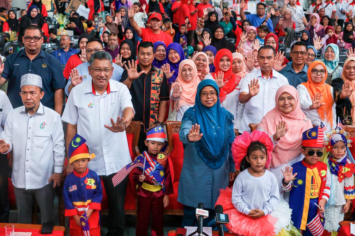 Timbalan Menteri Perumahan dan Kerajaan Tempatan Datuk Aiman Athirah Sabu bergambar bersama orang ramai yang hadir pada Majlis Karnival Komuniti MADANI di Program Perumahan Rakyat (PPR) Kota Bharu hari ini. - BERNAMA