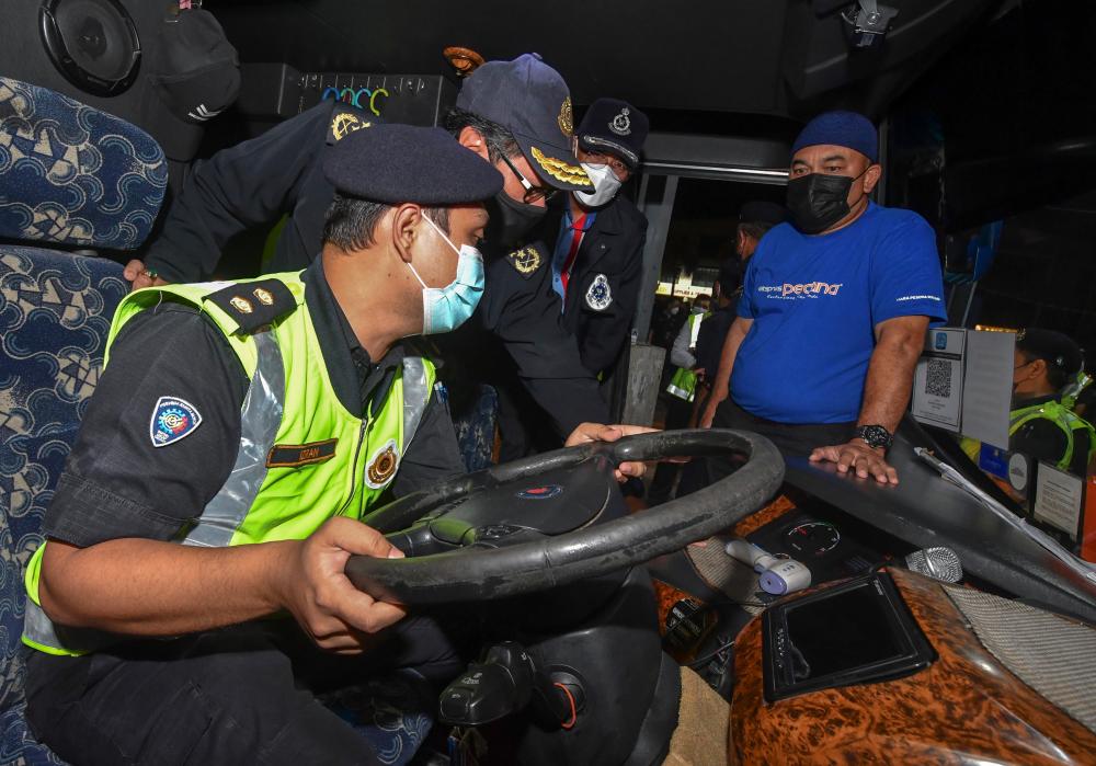 KOTA BHARU, 31 Jan -- Ketua Pengarah Jabatan Pengangkutan Jalan (JPJ) Datuk Zailani Hashim (dua, kiri) bersama anggota memeriksa sistem brek dan stereng sebuah bas ekspres bagi laluan perjalanan dari Kota Bharu ke Kuala Lumpur dalam Operasi Khas Sempena Sambutan Tahun Baharu Cina (TBC) 2022 di Terminal Bas Lembah Sireh. fotoBERNAMA