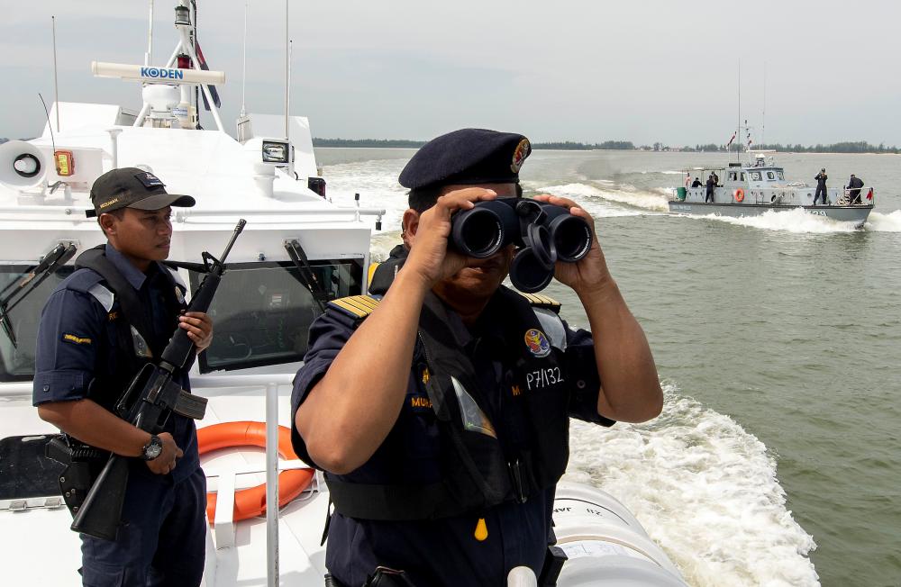 Kelantan MMEA Director Muhd ​​Nur Syam Asmawie Yaacob aboard a rescue boat patrolled Sungai Golok waters off the Malaysia-Thailand border to continue the search and rescue operation for two more casualties in the boat tragedy in the Bachok waters on Monday. - Bernama