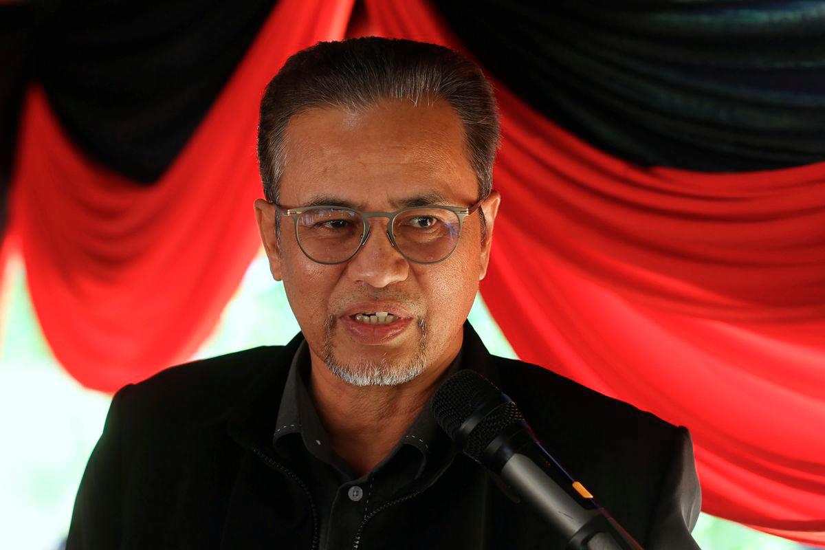 Kelantan Director of the Ministry of Domestic Trade and Cost of Living (KPDN), Azman Ismail, speaking at the Key Handover Ceremony for the Ihsan Rahman Madani House under the Payung Rahmah Initiative in collaboration with ATH Group, held in Kampung Pantai Mek Mah today. – BERNAMA