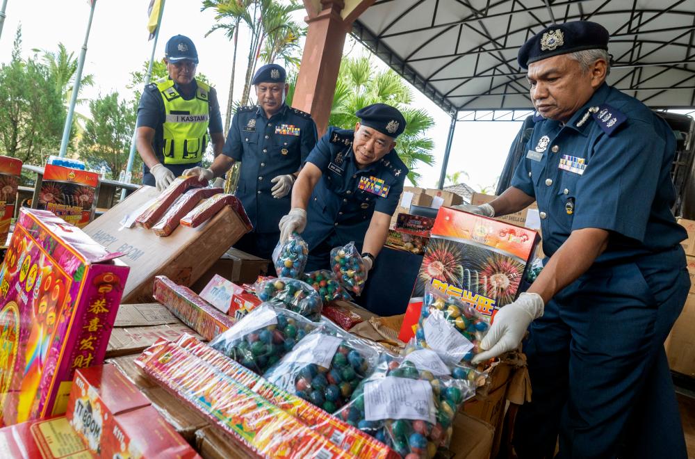 PASIR MAS, Jan 9 -- Director of the Royal Malaysian Customs Department (JKDM) Kelantan Wan Jamal Abdul Salam Wan Long (second, right) with his officers showing off the seized firecrackers after a press conference at the Rantau Panjang JKDM Enforcement Office here today. BERNAMAPIX