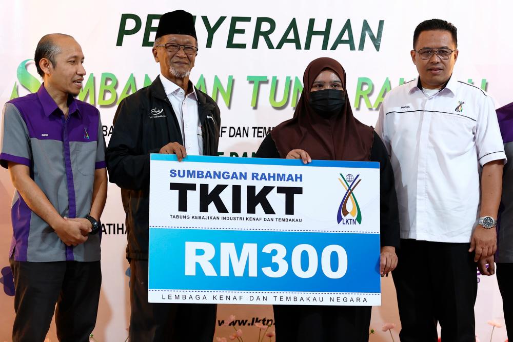 Pengerusi Lembaga Kenaf dan Tembakau Negara (LKTN) Datuk Wan Abd Rahim Wan Abdullah (dua, kiri) menyampaikan Sumbangan Rahmah Tabung Kebajikan Industri Kenaf dan Tembakau Negeri Kelantan (TKIKT) kepada salah seorang pencarum TKIKT di Institut Latihan Kenaf dan Tembakau (INSKET)/BERNAMAPix