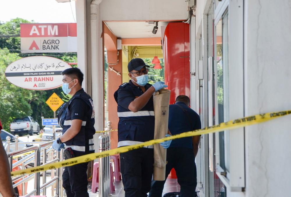 TANAH MERAH, May 18 - Members of the Kelantan Royal Malaysia Police Forensic Team conducted an investigation in front of a bank compound following an incident of theft at an automatic teller machine (ATM) using a grinding machine early this morning. BERNAMAPIX